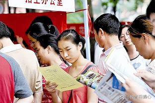 奔赴客场✈️独行侠全队登机穿搭 东契奇墨镜一戴 欧文耳饰帅气